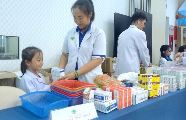 Ngày hè đặc biệt của cô bé 7 tuổi khoác áo... blouse - Ảnh 2.