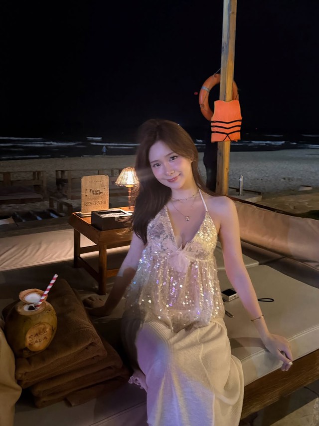 Tỏa sáng đêm tiệc với trang phục đính sequin lấp lánh- Ảnh 5. Tỏa sáng đêm tiệc với trang phục đính sequin lấp lánh- Ảnh 5.
