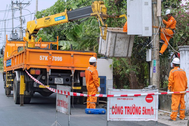 Ảnh dự thi: 'Vượt nắng thắng mưa' trên các công trình - Ảnh 1.