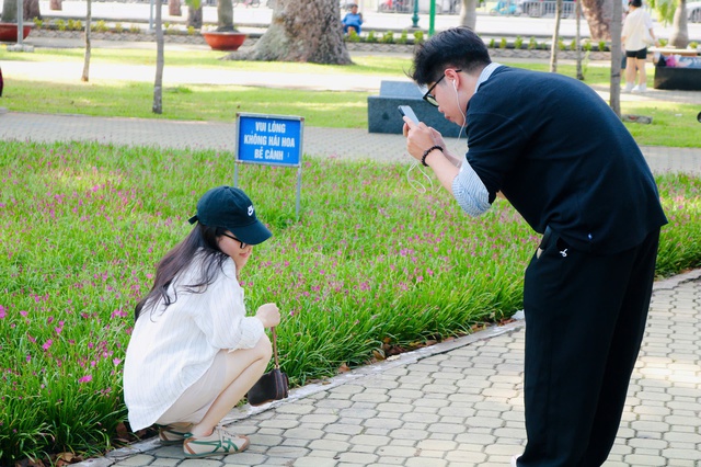 Đến check-in vườn hoa hẹ hồng đang ‘gây sốt’ nhiều người nhận cái kết ngỡ ngàng - Ảnh 2.