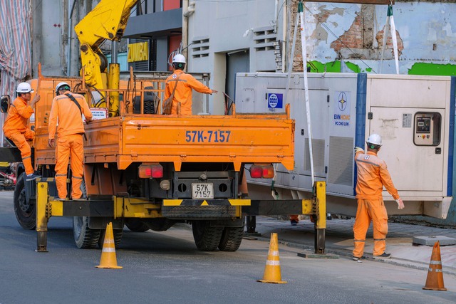 Ảnh dự thi: 'Vượt nắng thắng mưa' trên các công trình - Ảnh 5.