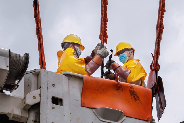 Ảnh dự thi: 'Vượt nắng thắng mưa' trên các công trình - Ảnh 7.