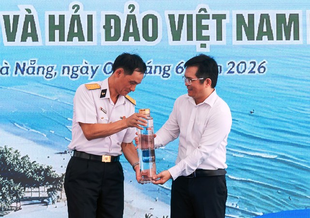 Nước biển từ Hoàng Sa và 7 sắc... - Ảnh 1.