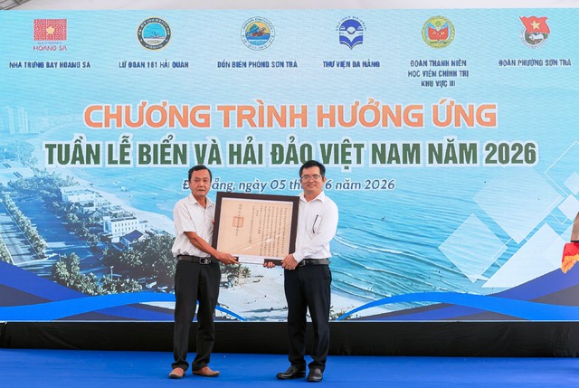 Nước biển từ Hoàng Sa và 7 sắc... - Ảnh 2.