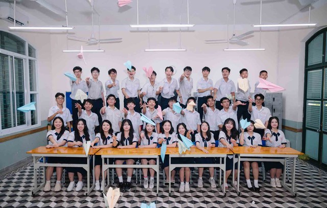 Đằng sau những bộ kỷ yếu tiền triệu của học sinh cuối cấp - Ảnh 1.