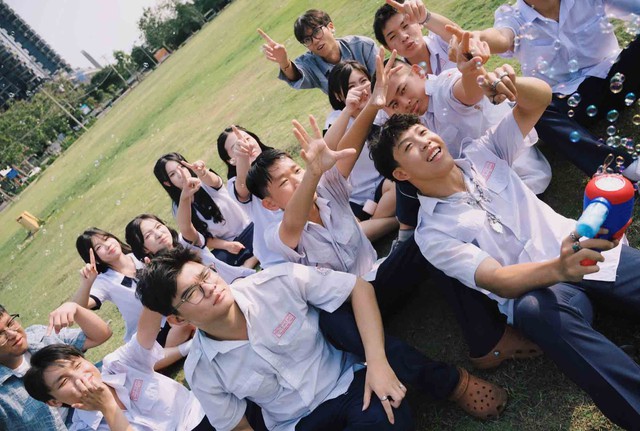 Đằng sau những bộ kỷ yếu tiền triệu của học sinh cuối cấp - Ảnh 2.