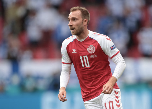 Cực n&oacute;ng: Eriksen lại đổ gục xuống s&acirc;n, &aacute;m ảnh đột quỵ ở EURO 2020 hiện về- Ảnh 1.