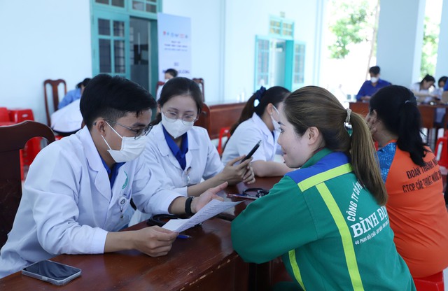 Thanh niên công nhân được khám bệnh, cấp phát thuốc miễn phí- Ảnh 4. Thanh niên công nhân được khám bệnh, cấp phát thuốc miễn phí- Ảnh 4.