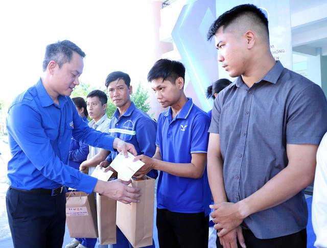 Thanh niên công nhân được khám bệnh, cấp phát thuốc miễn phí- Ảnh 3. Thanh niên công nhân được khám bệnh, cấp phát thuốc miễn phí- Ảnh 3.