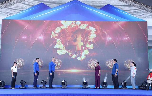 Thanh niên công nhân được khám bệnh, cấp phát thuốc miễn phí- Ảnh 1. Thanh niên công nhân được khám bệnh, cấp phát thuốc miễn phí- Ảnh 1.
