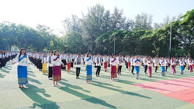 Hơn 1.000 giảng viên, sinh viên cùng múa Saravan xác lập kỷ lục- Ảnh 3. Hơn 1.000 giảng viên, sinh viên cùng múa Saravan xác lập kỷ lục- Ảnh 3.