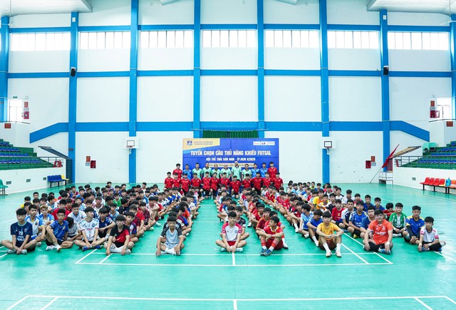 CLB Thái Sơn Nam: HLV Tây Ban Nha 'tìm vàng' từ hơn 2.600 thí sinh nam, nữ- Ảnh 1. CLB Thái Sơn Nam: HLV Tây Ban Nha 'tìm vàng' từ hơn 2.600 thí sinh nam, nữ- Ảnh 1.
