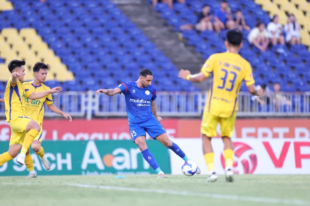 PVF-CAND bất ngờ đánh bại SLNA, đấu play-off giành vé trụ lại V-League- Ảnh 1. PVF-CAND bất ngờ đánh bại SLNA, đấu play-off giành vé trụ lại V-League- Ảnh 1.