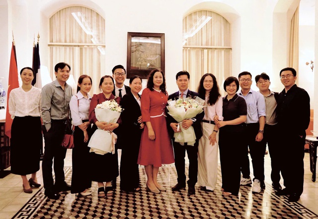 Học tr&ograve;, luật sư ch&uacute;c mừng GS-TS Đỗ Văn Đại - Ảnh 1.