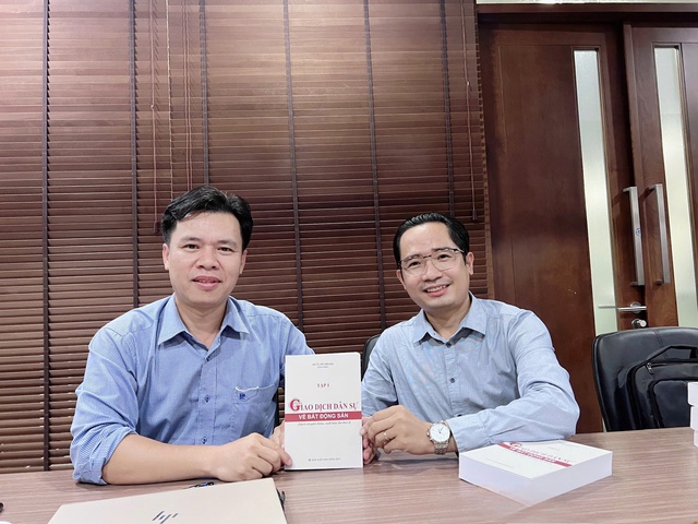 Học tr&ograve;, luật sư ch&uacute;c mừng GS-TS Đỗ Văn Đại - Ảnh 4.