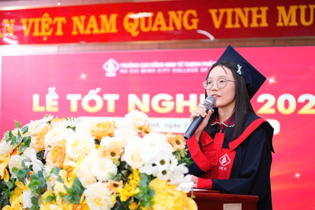 Bỏ dở đại học, cô gái 25 tuổi trở thành thủ khoa đạt GPA 3,98/4 - Ảnh 1.