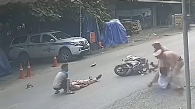 Trung tá CSGT bị tài xế không đội mũ bảo hiểm tông nhập viện- Ảnh 1. Trung tá CSGT bị tài xế không đội mũ bảo hiểm tông nhập viện- Ảnh 1.