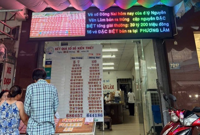 Đang đi cắt sầu riêng thì trúng số đặc biệt 5 tờ - Ảnh 1.
