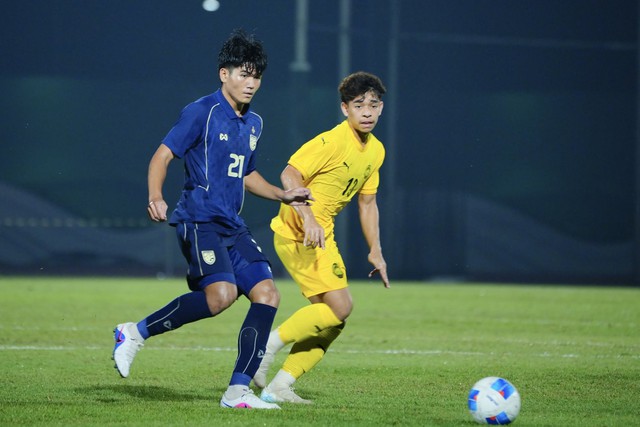 U.19 Thái Lan ngược dòng nghẹt thở thắng Malaysia: U.19 Việt Nam sáng cửa vào bán kết Đông Nam Á- Ảnh 1. U.19 Thái Lan ngược dòng nghẹt thở thắng Malaysia: U.19 Việt Nam sáng cửa vào bán kết Đông Nam Á- Ảnh 1.