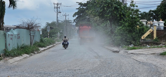 Đường Nguyễn Xiển xuống cấp, người dân bất an vì bẫy 'ổ gà, ổ voi' - Ảnh 3.