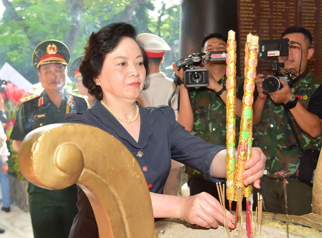 Phó thủ tướng Phạm Thị Thanh Trà dâng hương tại Công viên Lê Thị Riêng - Ảnh 1.