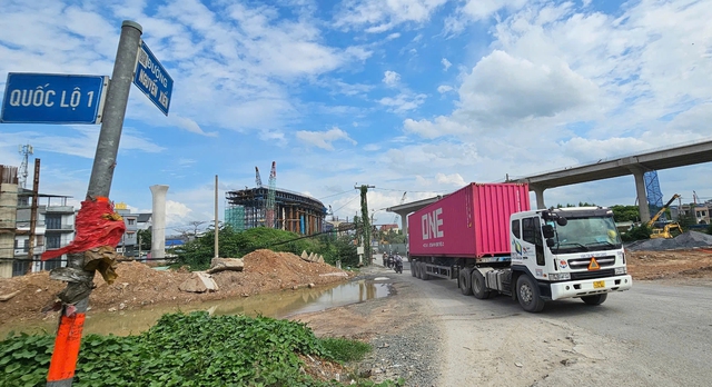 Đường Nguyễn Xiển xuống cấp, người dân bất an vì bẫy 'ổ gà, ổ voi' - Ảnh 2.