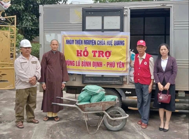 Người trưởng thôn giàu lòng nhân ái, hết lòng vì dân - Ảnh 3.