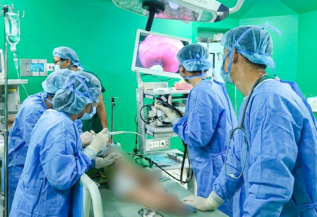 Nuốt khuyên tai sắc nhọn do mẹ để quên, bé gái 11 tháng tuổi phải nội soi - Ảnh 1.