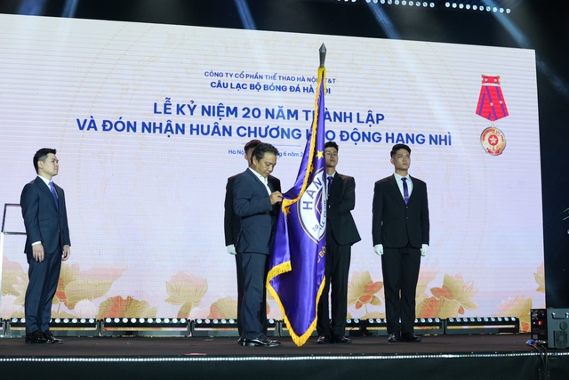 CLB Hà Nội kỷ niệm 20 năm thành lập, đón nhận Huân chương Lao động hạng nhì- Ảnh 4. CLB Hà Nội kỷ niệm 20 năm thành lập, đón nhận Huân chương Lao động hạng nhì- Ảnh 4.
