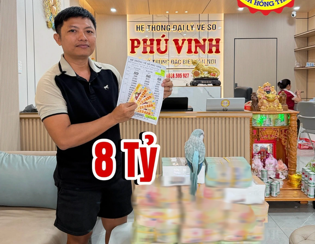 Trúng số 8 tỉ xổ số miền Nam, khách dẫn cả nhà lãnh thưởng kiểu… 'cưa đôi' - Ảnh 1.