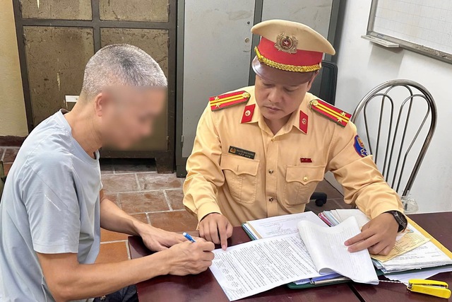 Tài xế làm rơi bùn đất ra đường khiến 2 người gặp nạn bị phạt 3 triệu - Ảnh 2.