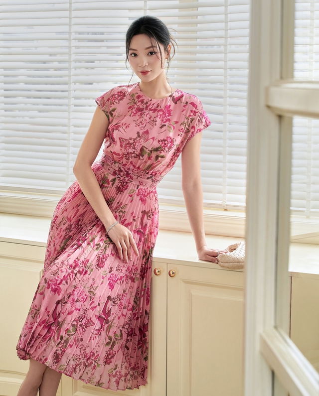 Khoe dáng quyến rũ, nữ tính hơn cùng váy xếp ly- Ảnh 3. Khoe dáng quyến rũ, nữ tính hơn cùng váy xếp ly- Ảnh 3.