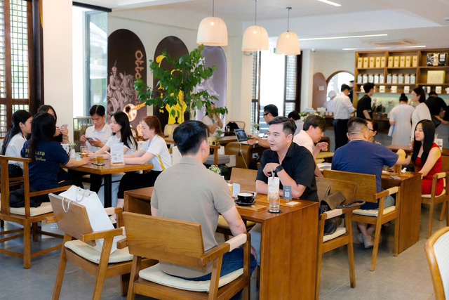 Trung Nguyên tiếp tục mở rộng không gian cà phê 'siêu sang' ở trung tâm TP.HCM - Ảnh 4.