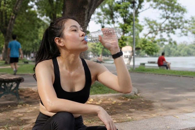 Chuyên gia giải đáp: Có nên uống nước trong khi tập luyện? - Ảnh 1.