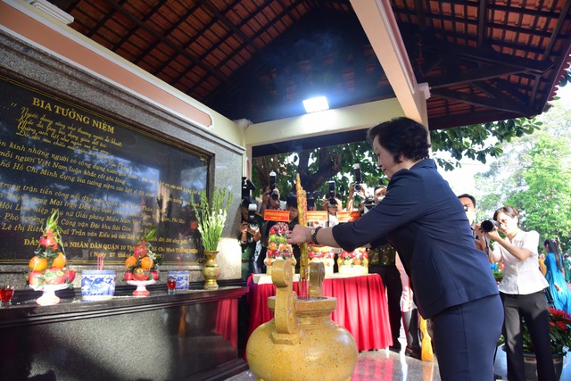 Phó thủ tướng Phạm Thị Thanh Trà dâng hương tại Công viên Lê Thị Riêng - Ảnh 2.