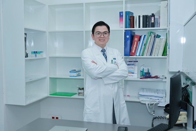 Tiến sĩ, bác sĩ Nguyễn Ngọc Hà: Robot là tiêu chuẩn 'ăn ngon mặc đẹp' trong phẫu thuật hiện đại- Ảnh 1. Tiến sĩ, bác sĩ Nguyễn Ngọc Hà: Robot là tiêu chuẩn 'ăn ngon mặc đẹp' trong phẫu thuật hiện đại- Ảnh 1.