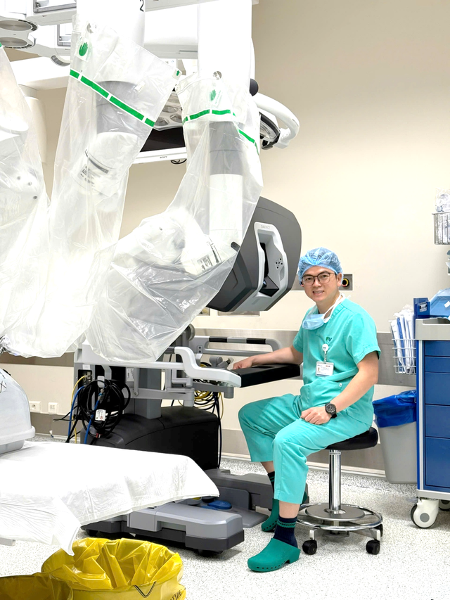 Tiến sĩ, bác sĩ Nguyễn Ngọc Hà: Robot là tiêu chuẩn 'ăn ngon mặc đẹp' trong phẫu thuật hiện đại- Ảnh 3. Tiến sĩ, bác sĩ Nguyễn Ngọc Hà: Robot là tiêu chuẩn 'ăn ngon mặc đẹp' trong phẫu thuật hiện đại- Ảnh 3.