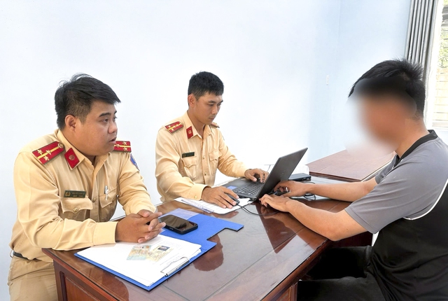 Vượt rào chắn đường sắt, tài xế bị xử phạt hơn 40 triệu đồng, tước bằng lái - Ảnh 1.