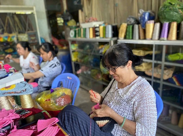 Chuyện tử tế: Hơn 20 năm dạy nghề miễn phí cho người khiếm thính- Ảnh 2. Chuyện tử tế: Hơn 20 năm dạy nghề miễn phí cho người khiếm thính- Ảnh 2.