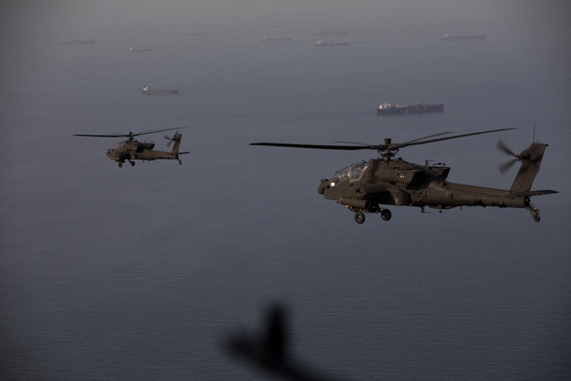 Trực thăng AH-64 Apache của quân đội Mỹ rơi gần eo biển Hormuz - Ảnh 1.