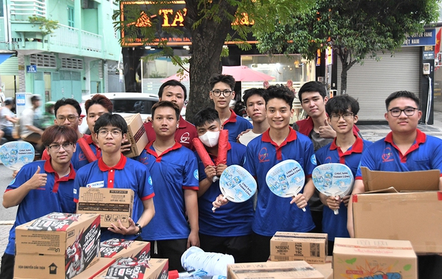 Tất bật từ sáng đến khuya, sẵn sàng tiếp sức thí sinh - Ảnh 4.