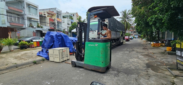 Vụ chành xe lấn chiếm khu dân cư: Chính quyền vào cuộc xử lý- Ảnh 2. Vụ chành xe lấn chiếm khu dân cư: Chính quyền vào cuộc xử lý- Ảnh 2.