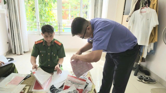 Khởi tố, bắt tạm giam 3 nguyên cán bộ thuế tỉnh Lào Cai- Ảnh 1. Khởi tố, bắt tạm giam 3 nguyên cán bộ thuế tỉnh Lào Cai- Ảnh 1.