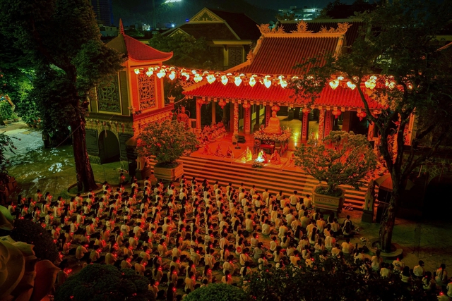 Sĩ tử đổ về chùa 300 năm tuổi trước ngày thi tốt nghiệp THPT- Ảnh 5. Sĩ tử đổ về chùa 300 năm tuổi trước ngày thi tốt nghiệp THPT- Ảnh 5.