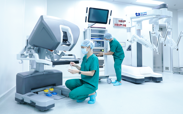 Bệnh viện T&acirc;m Anh phẫu thuật h&agrave;ng ng&agrave;n ca bằng &lsquo;si&ecirc;u robot&rsquo; thế hệ mới - Ảnh 2.
