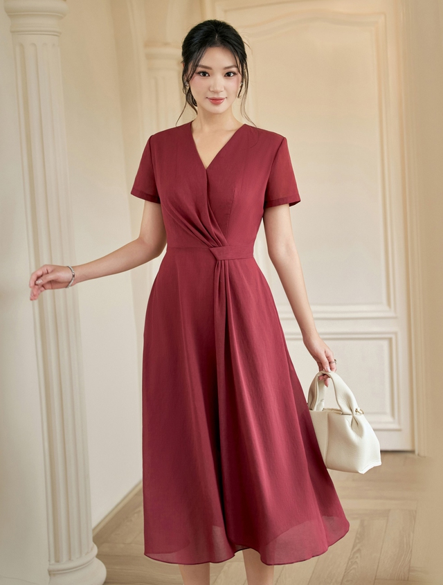 Nâng tầm thời trang công sở cùng váy dài, quần ống rộng và giày cao gót- Ảnh 4. Nâng tầm thời trang công sở cùng váy dài, quần ống rộng và giày cao gót- Ảnh 4.