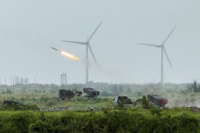 Taiwan simulates destroying an invading Chinese force in coastal drill - Ảnh 1.