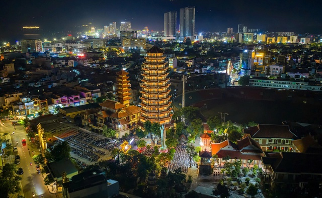 Sĩ tử đổ về chùa 300 năm tuổi trước ngày thi tốt nghiệp THPT- Ảnh 6. Sĩ tử đổ về chùa 300 năm tuổi trước ngày thi tốt nghiệp THPT- Ảnh 6.