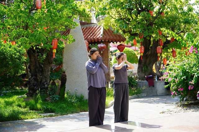 Sĩ tử đổ về chùa 300 năm tuổi trước ngày thi tốt nghiệp THPT- Ảnh 4. Sĩ tử đổ về chùa 300 năm tuổi trước ngày thi tốt nghiệp THPT- Ảnh 4.