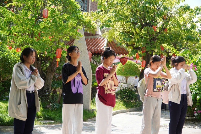 Sĩ tử đổ về chùa 300 năm tuổi trước ngày thi tốt nghiệp THPT- Ảnh 3. Sĩ tử đổ về chùa 300 năm tuổi trước ngày thi tốt nghiệp THPT- Ảnh 3.